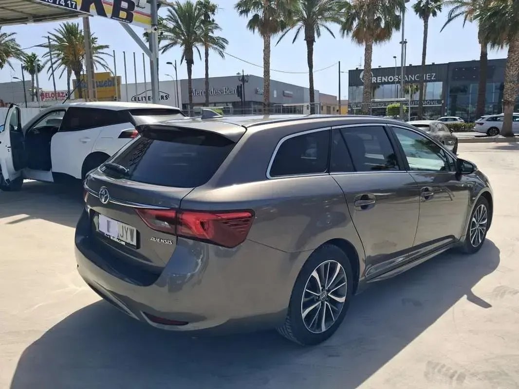 Usado Toyota Avensis 143 CV (105 kW) 2017 Gris Familiar