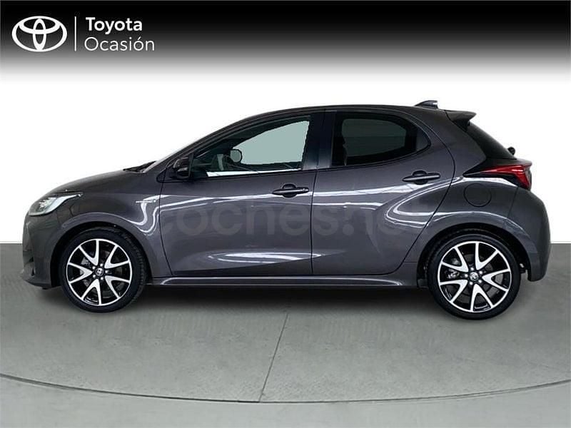 Usado Toyota Yaris Hybrid Style 116 CV (85 kW) 2021 Gris / plata Berlina