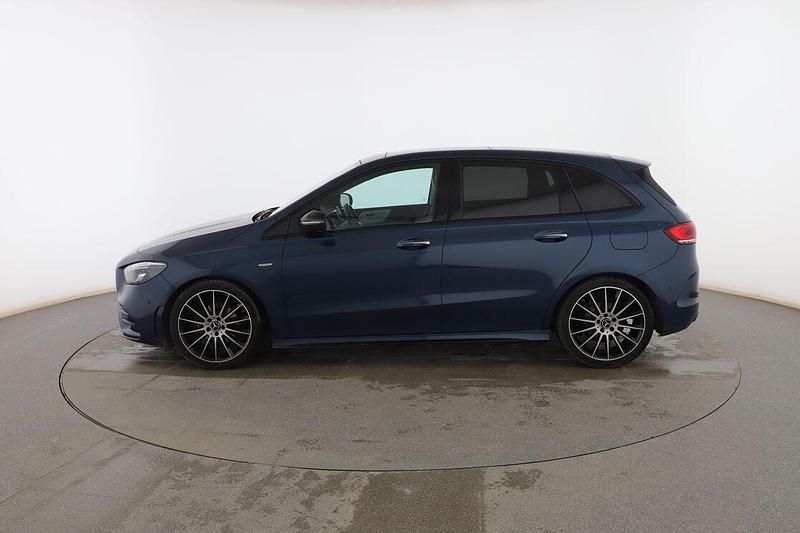Usado Mercedes B180 AMG line 136 CV (100 kW) 2021 Azul Monovolumen
