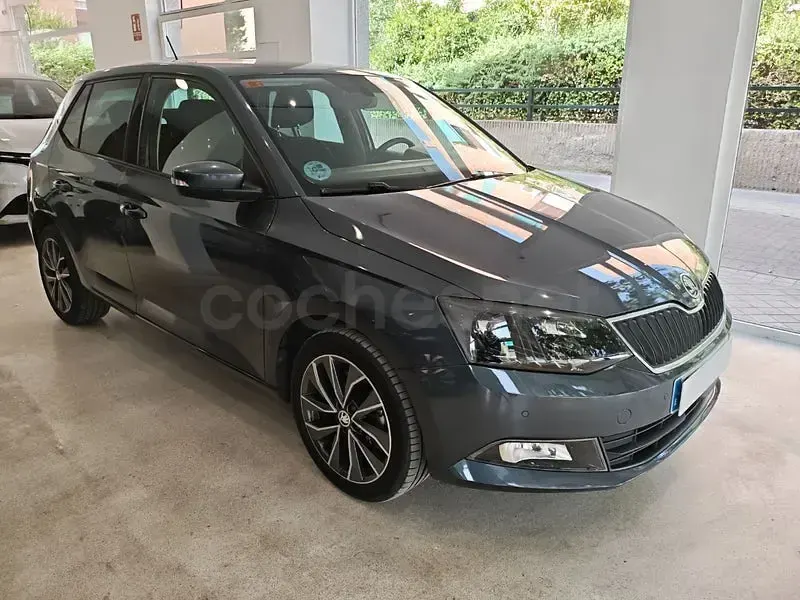 Usado Skoda Fabia Ambition 110 CV (80 kW) 2021 Gris / plata Utilitario