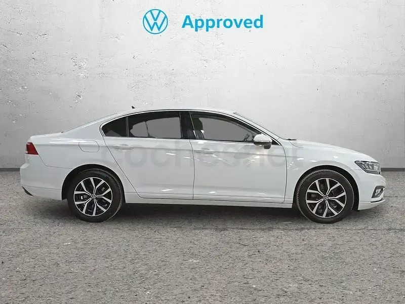 Usado VW Passat Executive 150 CV (110 kW) 2022 Blanco Familiar