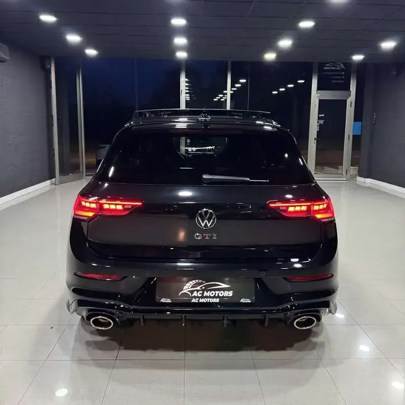 Usado VW Golf VIII GTI 300 CV (220 kW) 2025 Negro Utilitario
