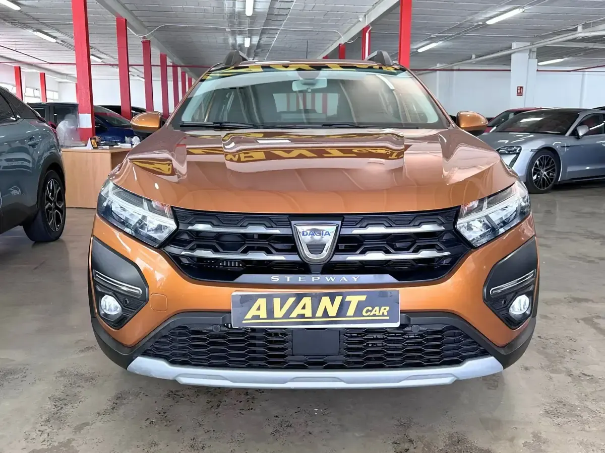 Usado Dacia Sandero Expression 91 CV (66 kW) 2023 Naranja Berlina