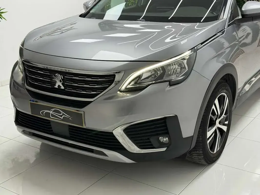 Usado Peugeot 5008 Allure 131 CV (96 kW) 2018 Gris SUV