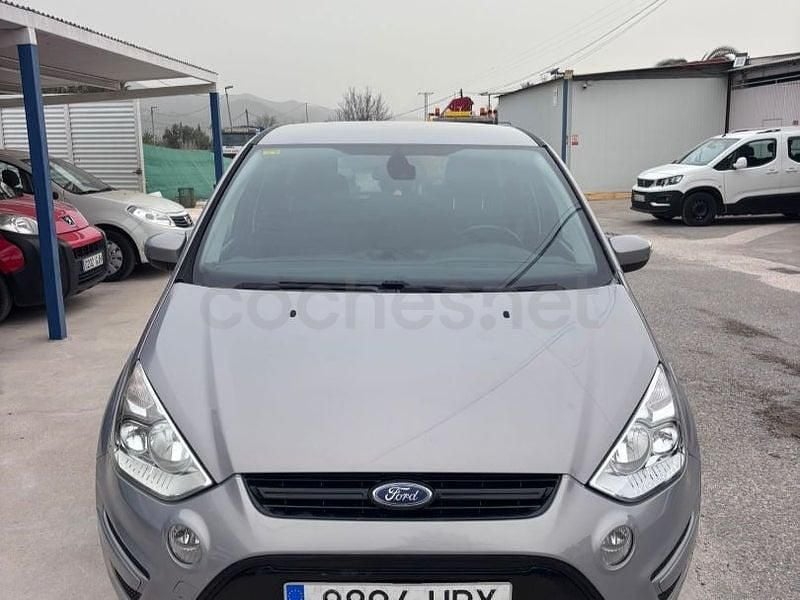 Usado Ford S-MAX Trend 140 CV (102 kW) 2013 Gris / plata Monovolumen