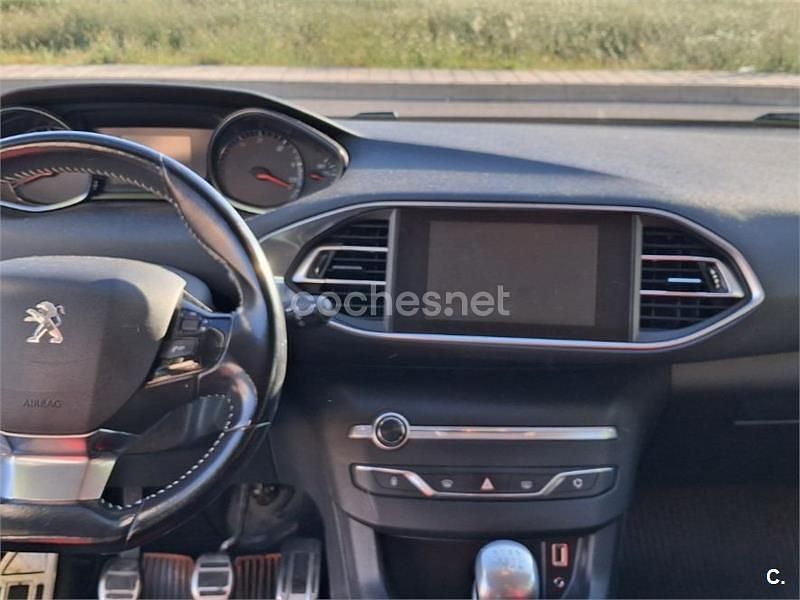 Usado Peugeot 308 SW Style 120 CV (88 kW) 2019 Gris / plata Familiar