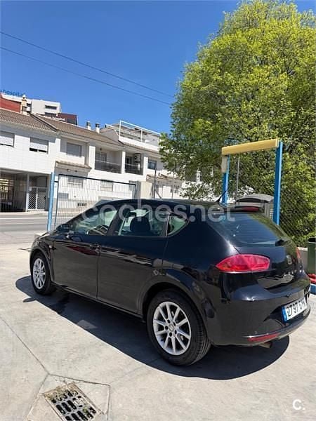 Usado Seat Leon Reference 105 CV (77 kW) 2010 Negro Utilitario