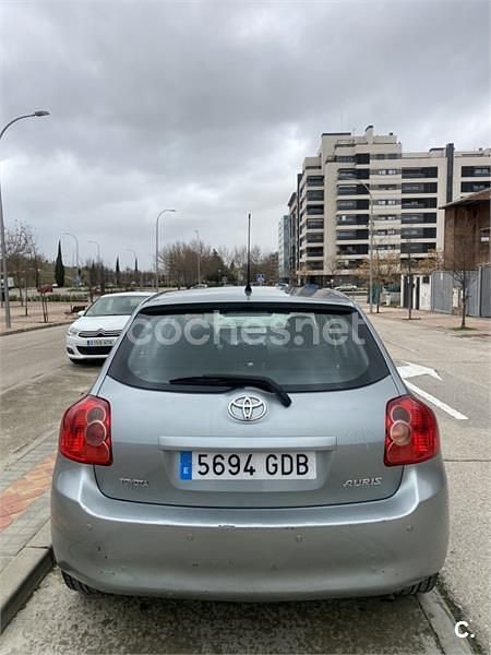Usado Toyota Auris Luna 124 CV (91 kW) 2008 Gris / plata Berlina