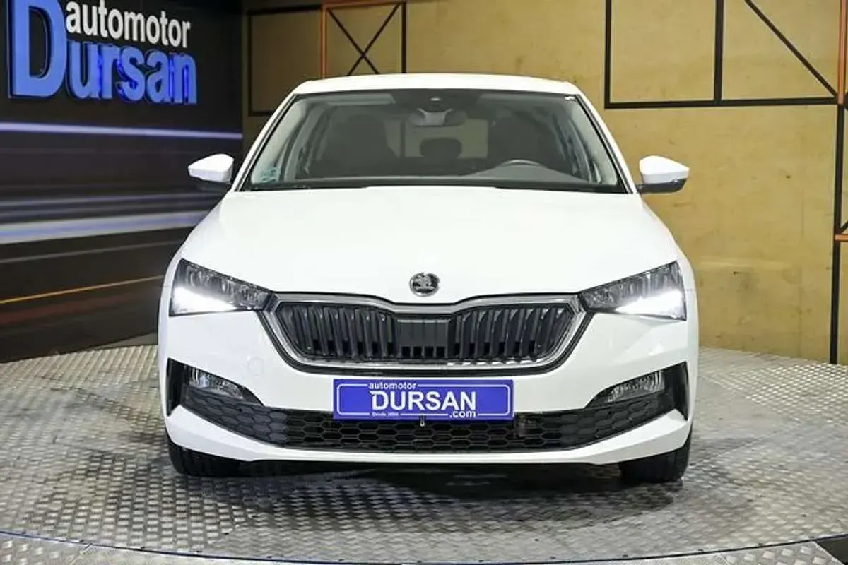 Usado Skoda Scala Ambition 116 CV (85 kW) 2023 Blanco Utilitario