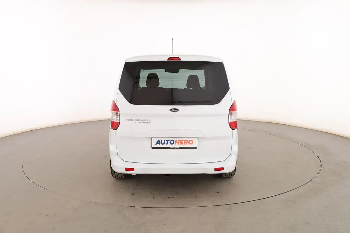 Usado Ford Tourneo Courier Trend 75 CV (55 kW) 2015 Blanco Monovolumen