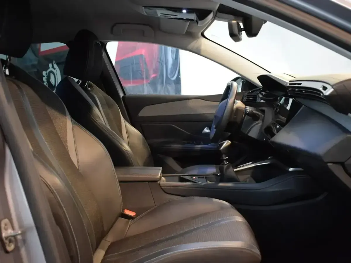 Usado Peugeot 308 Allure 131 CV (96 kW) 2022 Gris Utilitario