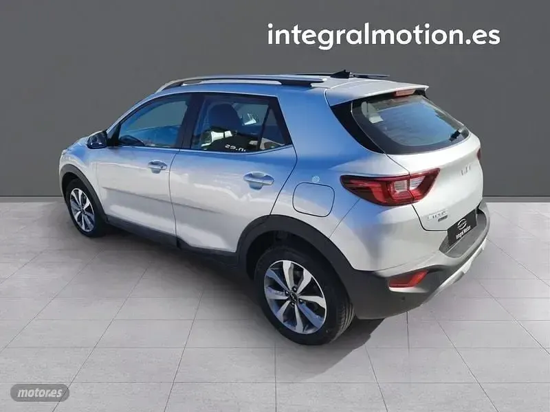 Usado Kia Stonic 101 CV (74 kW) 2025 Plateado SUV