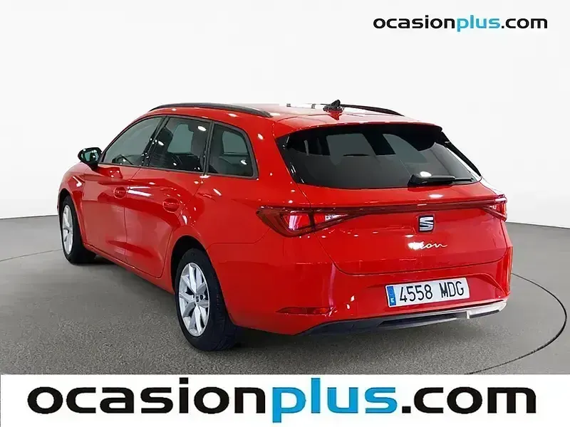 Usado Seat Leon Style 110 CV (80 kW) 2023 Rojo Familiar