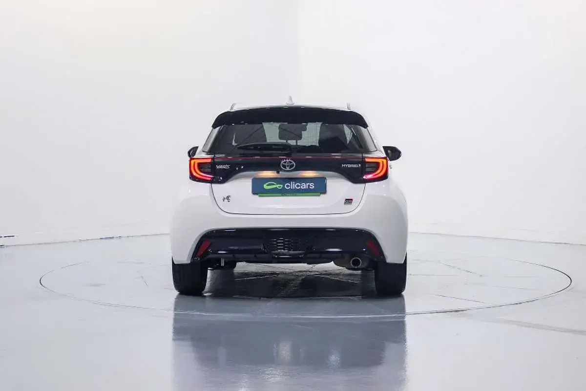 Usado Toyota Yaris Hybrid Sport 75 CV (55 kW) 2023 Blanco Berlina