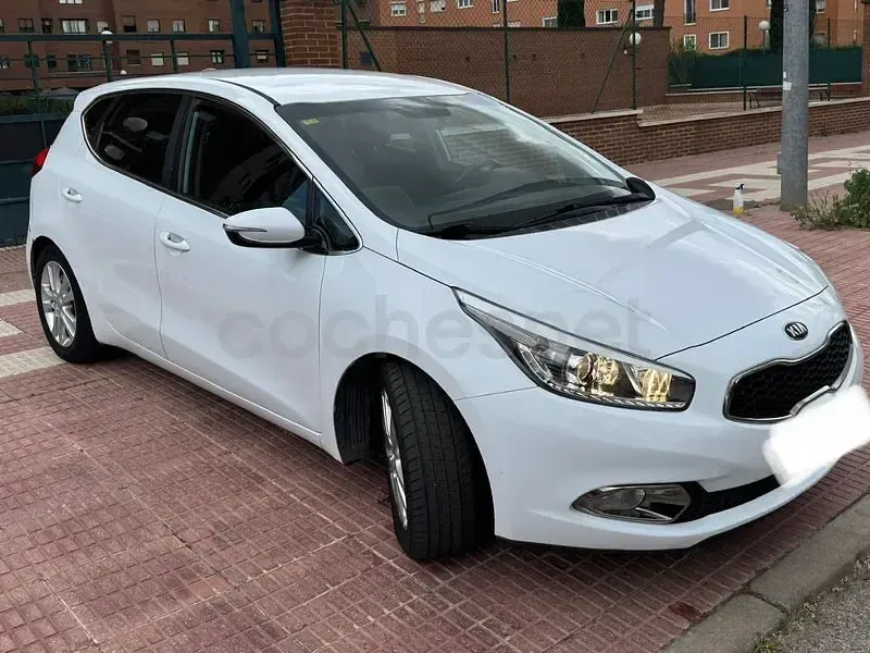 Usado Kia Ceed GT 128 HP (94 kW) 2015 Branco Sedan