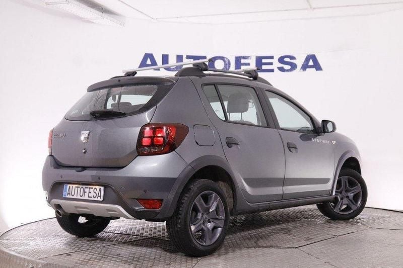 Usado Dacia Sandero Stepway 90 CV (66 kW) 2017 Gris Utilitario