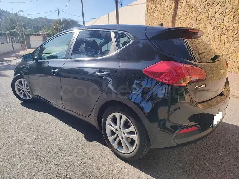 Usado Kia Ceed 135 CV (99 kW) 2013 Negro Utilitario