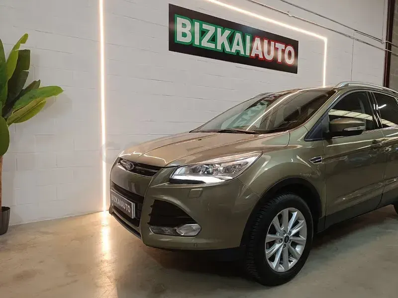 Usado Ford Kuga Titanium 120 CV (88 kW) 2015 Verde SUV