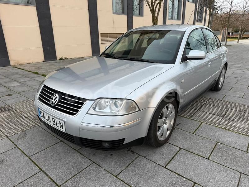 Gris / plata Usado 2002 VW Passat Highline Berlina | 4400 € (Precio justo) - Imagen 1/4