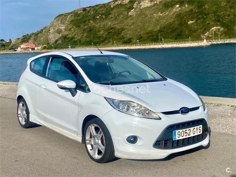 Usado Ford Fiesta Sport 90 CV (66 kW) 2010 Blanco Utilitario