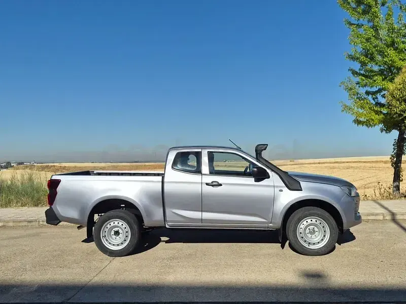 Usado Isuzu D-Max 163 CV (119 kW) 2024 Gris / plata Pickup/Camioneta