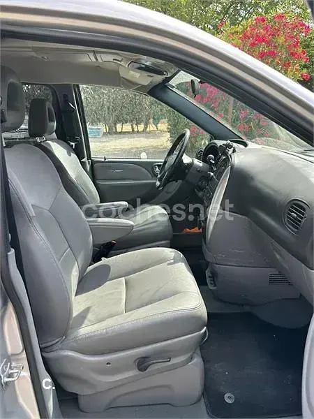 Usado Chrysler Voyager Executive 150 CV (110 kW) 2007 Gris / plata Monovolumen