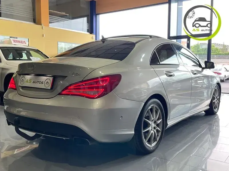 Usado Mercedes CLA200 136 CV (100 kW) 2015 Gris / plata Coupe