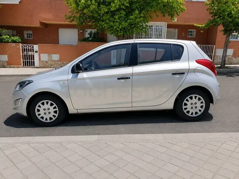 Usado Hyundai i20 85 CV (62 kW) 2013 Gris / plata Utilitario