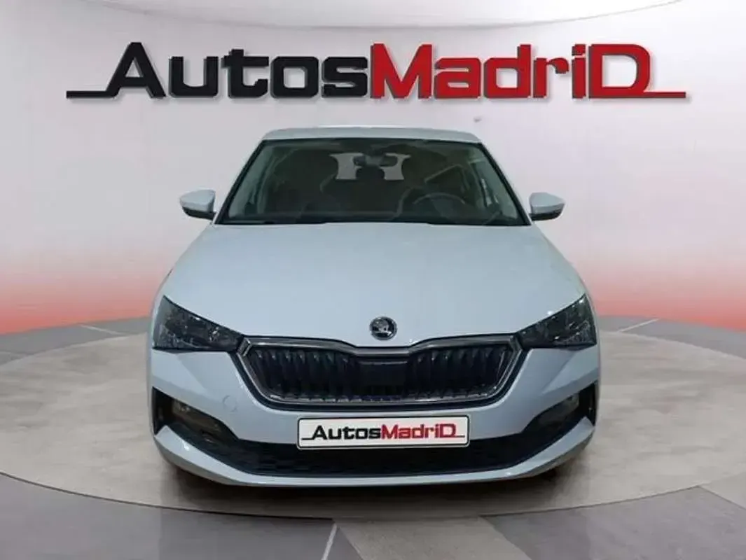 Usado Skoda Scala Ambition 110 CV (80 kW) 2023 Blanco Utilitario