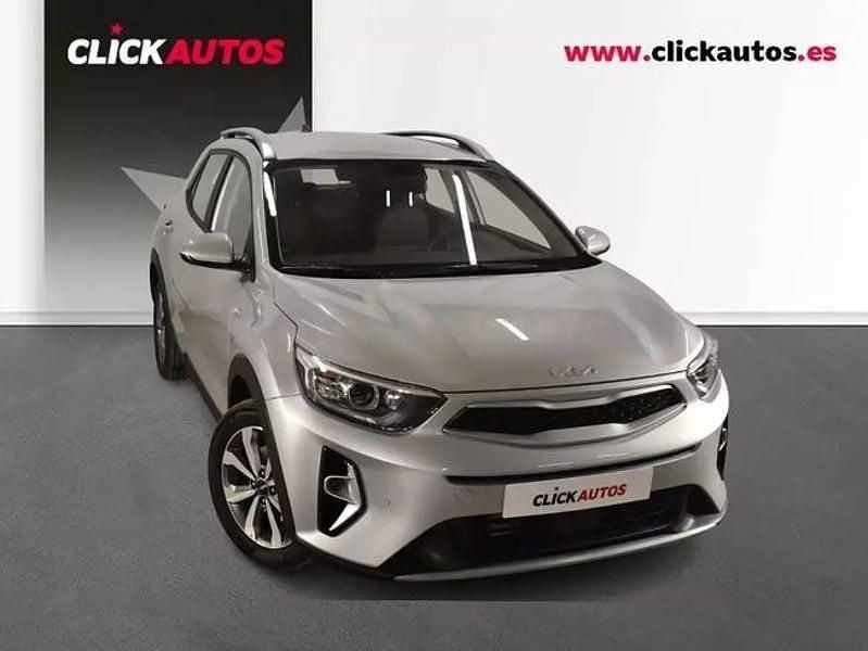 Usado Kia Stonic 100 CV (73 kW) 2025 Gris / plata SUV