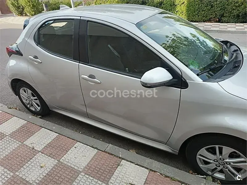 Usado Toyota Yaris 125 CV (91 kW) 2020 Gris / plata Berlina