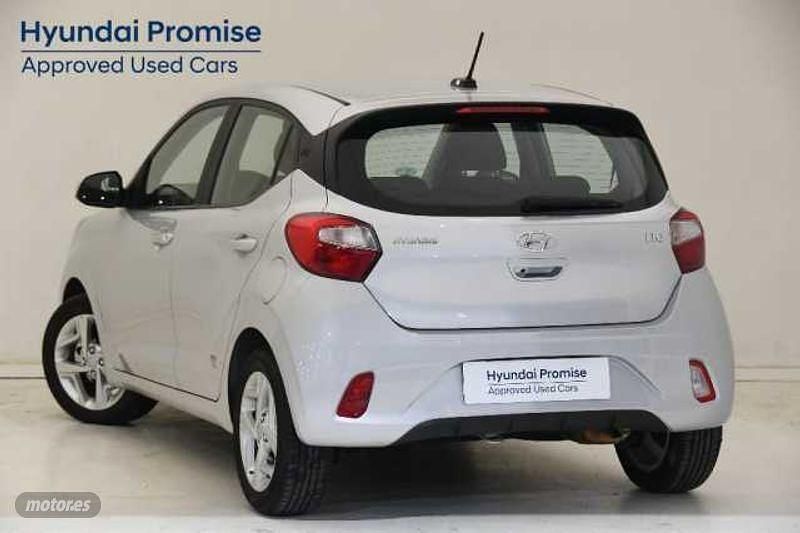 Usado Hyundai i10 67 CV (49 kW) 2023 New sleek silver Utilitario