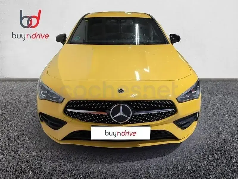 Usado Mercedes CLA200 Shooting Brake 150 CV (110 kW) 2020 Amarillo Familiar