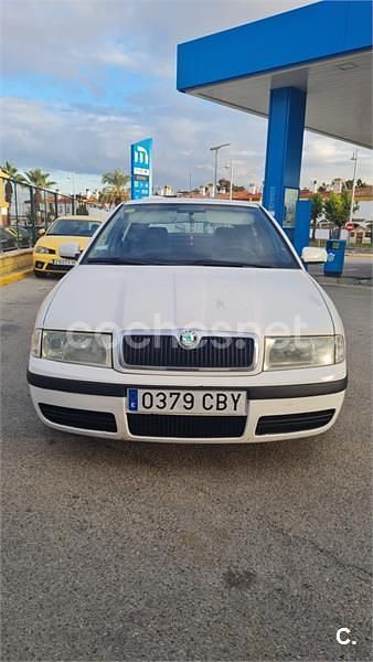 Blanco Usado 2004 Skoda Octavia Ambiente Berlina | 2200 € (Precio justo) - Imagen 1/4