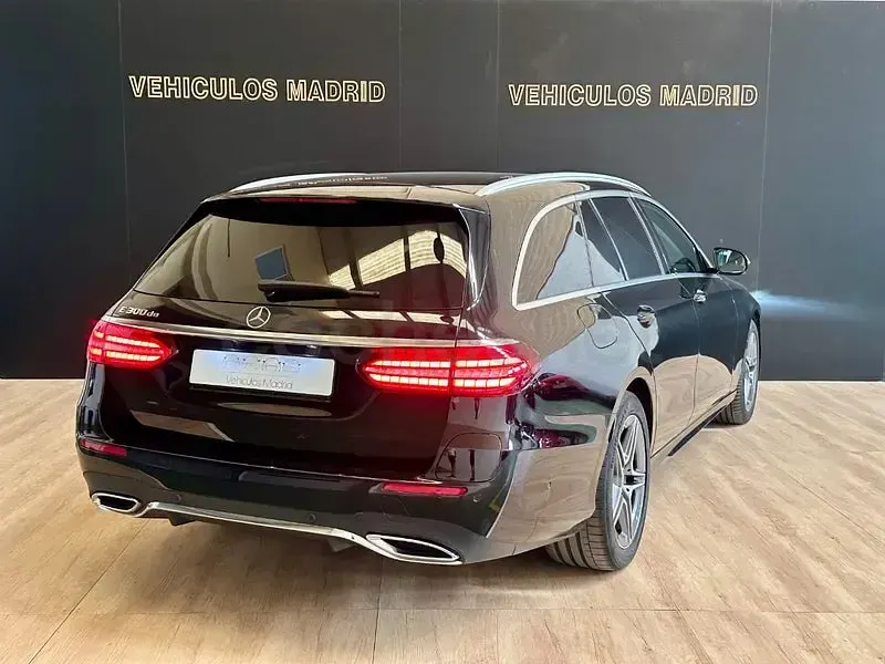 Usado Mercedes E300 306 CV (225 kW) 2022 Negro Familiar
