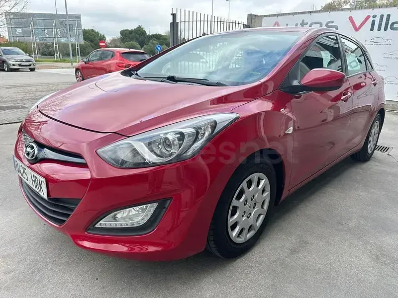 Usado Hyundai i30 110 CV (80 kW) 2013 Rojo Berlina