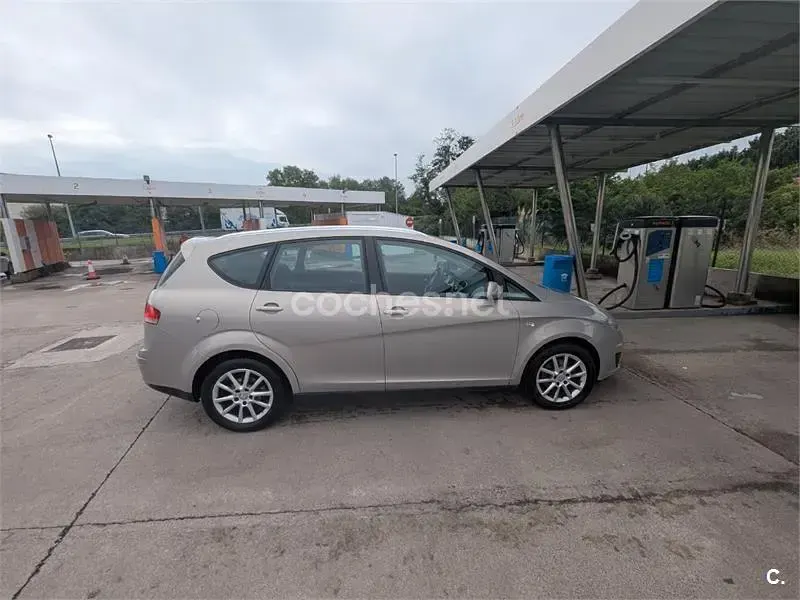 Usado Seat Altea XL Reference 105 CV (77 kW) 2011 Beige Monovolumen