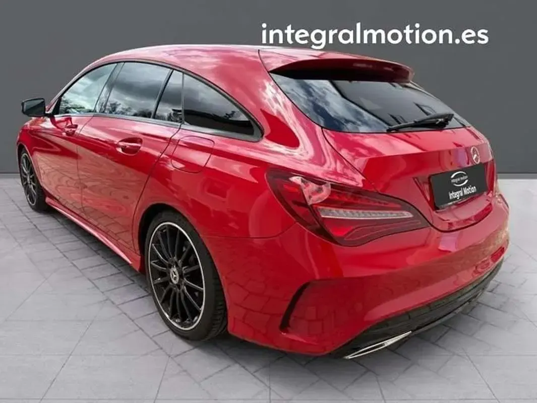 Usado Mercedes CLA180 Shooting Brake 122 CV (89 kW) 2018 Rojo Familiar