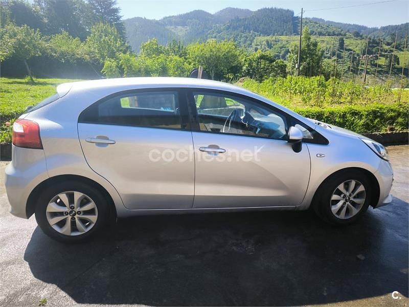 Usado Kia Rio 84 CV (61 kW) 2017 Blanco Berlina