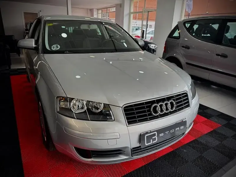 Usado Audi A3 Attraction 102 CV (75 kW) 2004 Gris / plata Utilitario