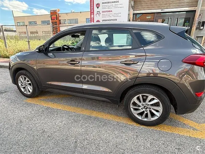 Usado Hyundai Tucson 131 CV (96 kW) 2017 Gris / plata SUV