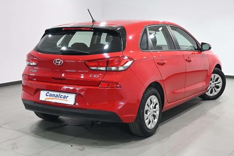Usado Hyundai i30 120 CV (88 kW) 2019 Rojo Utilitario