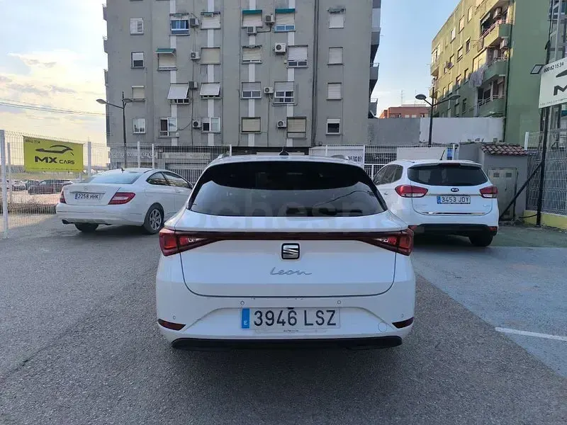 Usado Seat Leon Style 115 CV (84 kW) 2021 Blanco Familiar