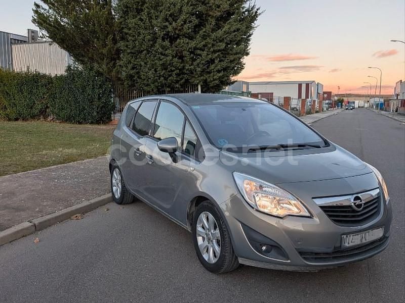 Usado Opel Meriva Cosmo 140 HP (102 kW) 2010 Cinzento Monovolume