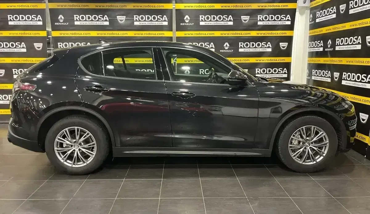 Usado Alfa Romeo Stelvio Super 160 CV (117 kW) 2023 Negro SUV