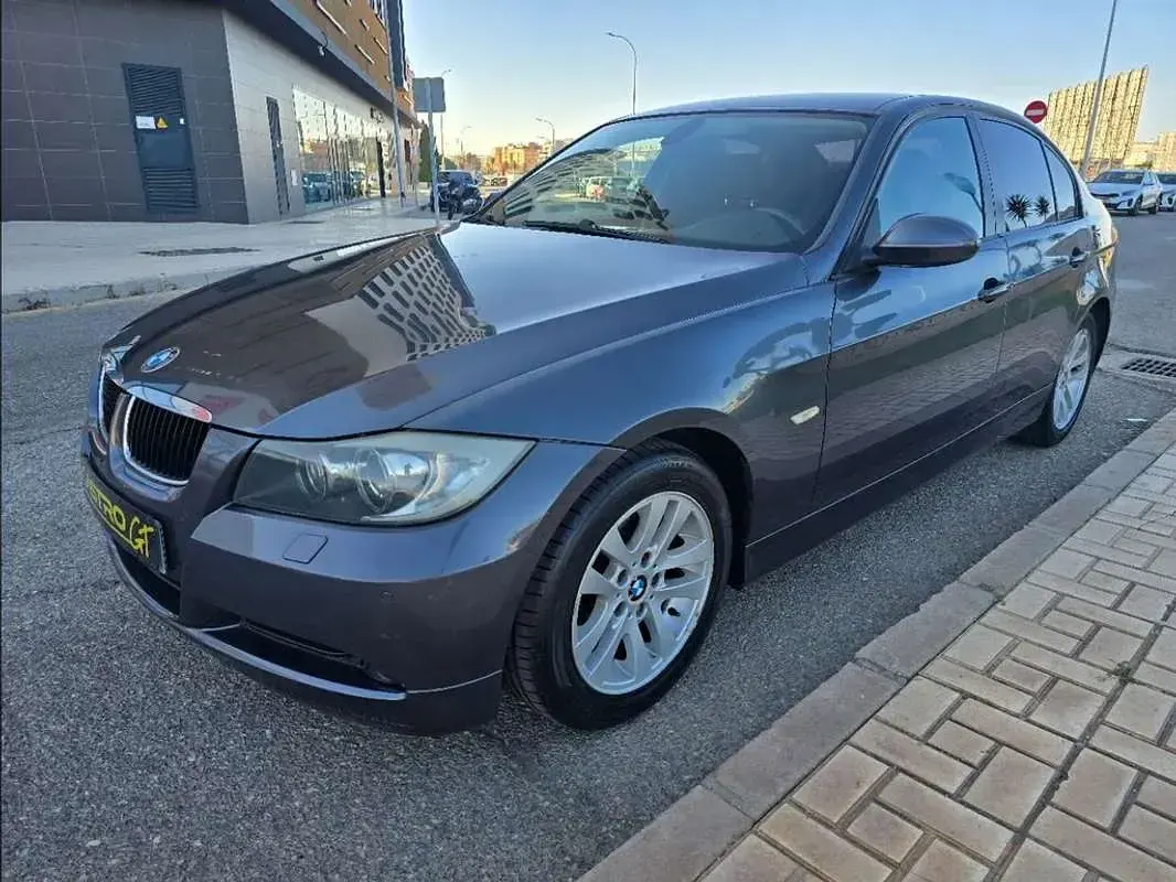 Usado BMW 320 177 CV (130 kW) 2008 Gris Berlina