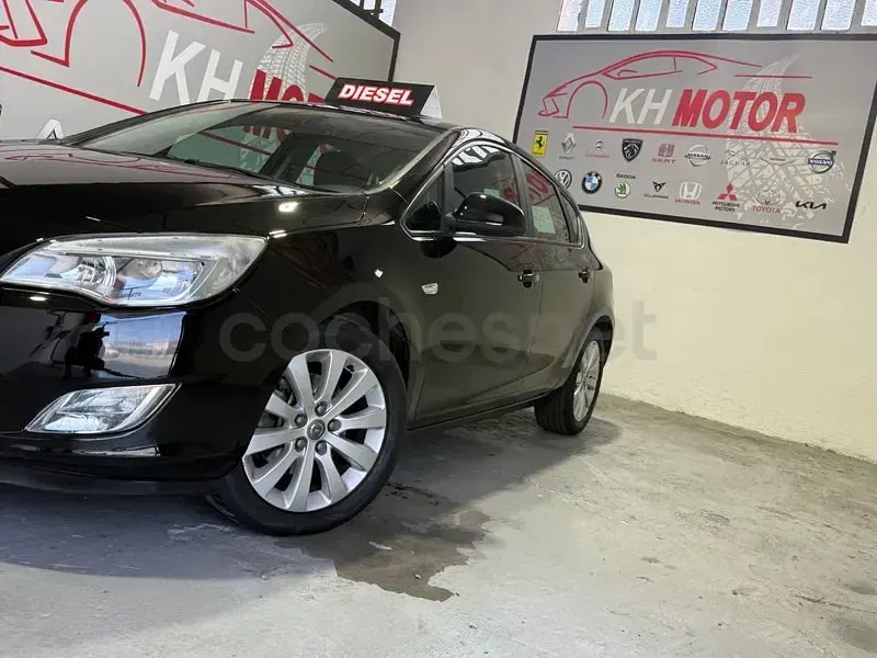Usado Opel Astra Excellence 130 CV (95 kW) 2012 Negro Berlina