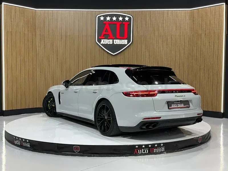 Usado Porsche Panamera Sport Turismo 462 CV (339 kW) 2018 Gris / plata Familiar