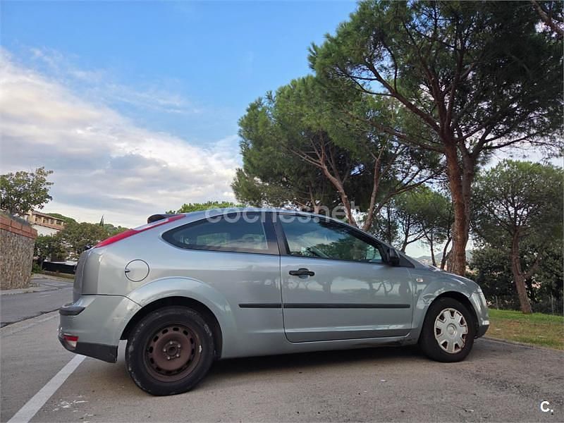 Gris / plata Usado 2005 Ford Focus Trend Berlina | 2500 € (Un poco caro) - Imagen 1/4