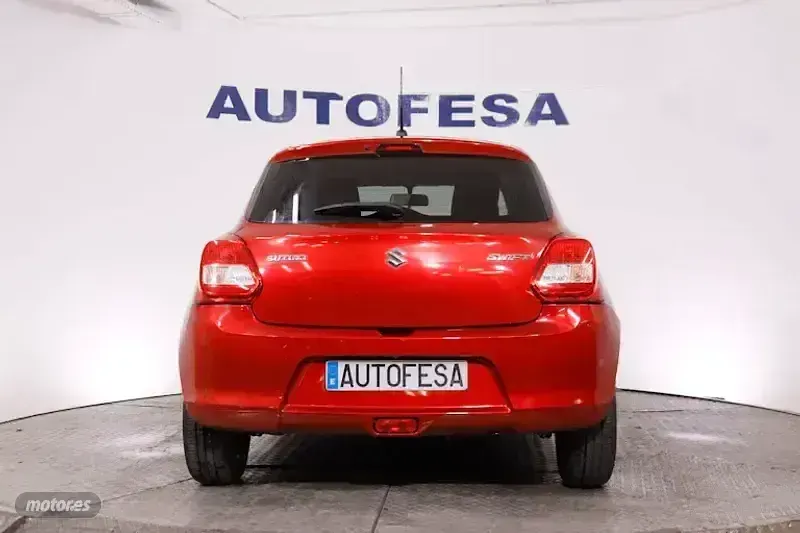 Usado Suzuki Swift 90 CV (66 kW) 2018 Granate Utilitario
